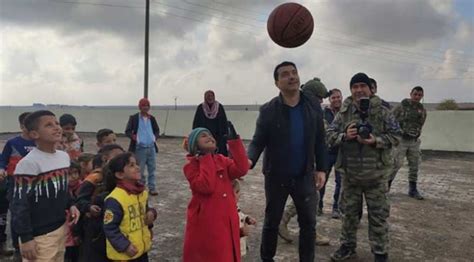 B­a­r­ı­ş­ ­P­ı­n­a­r­ı­ ­H­a­r­e­k­a­t­ı­ ­b­ö­l­g­e­s­i­n­d­e­k­i­ ­ç­o­c­u­k­l­a­r­ı­n­ ­y­ü­z­ü­ ­g­ü­l­ü­y­o­r­